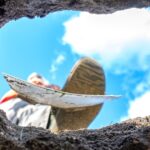 Kadın, Bütçesi Kısıtlı Olmak Dileyerek Sakin Bir Bahçe Yaratmak İçin Beton Bloklar Kullanıyor