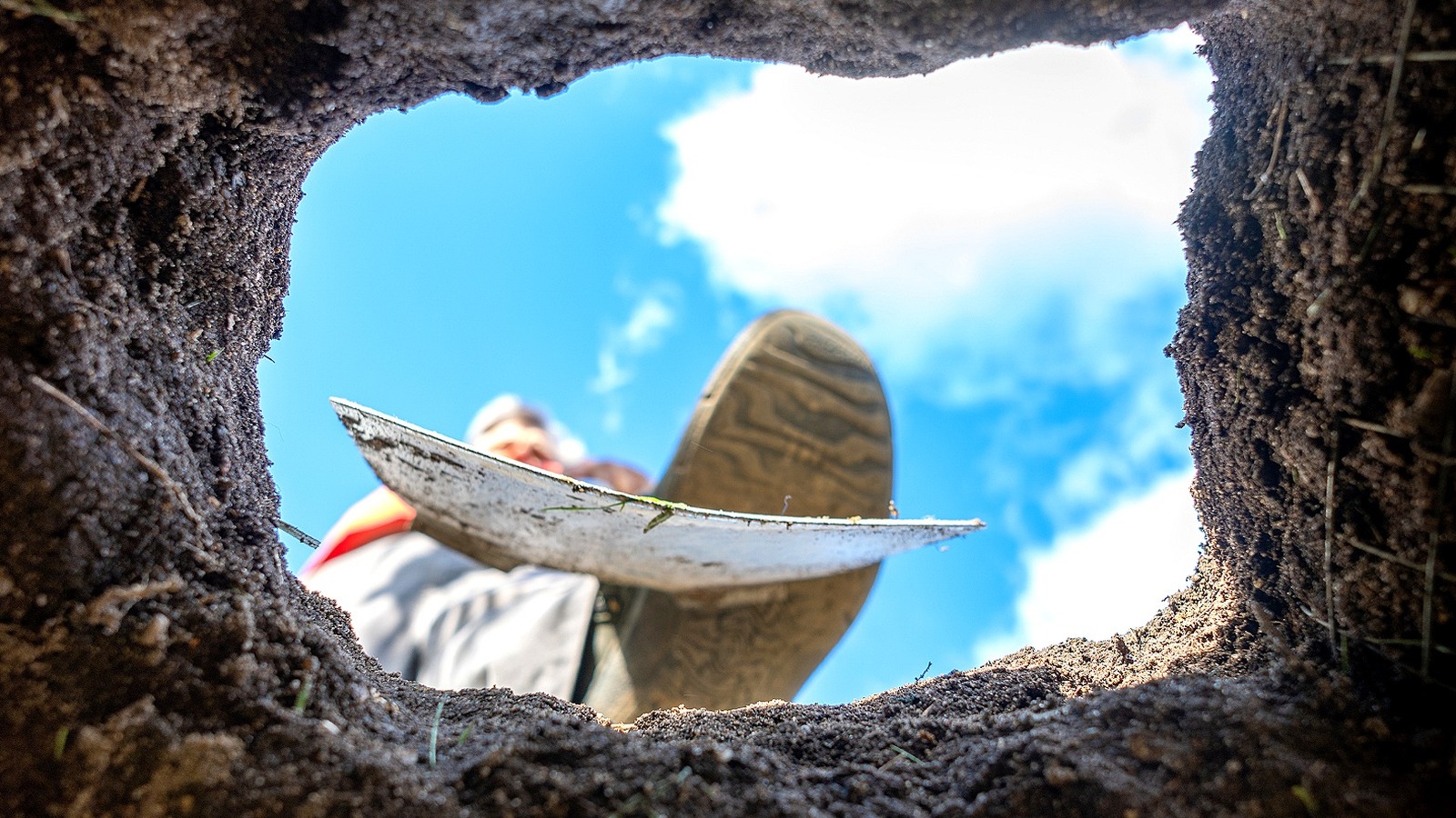 Kadın, Bütçesi Kısıtlı Olmak Dileyerek Sakin Bir Bahçe Yaratmak İçin Beton Bloklar Kullanıyor