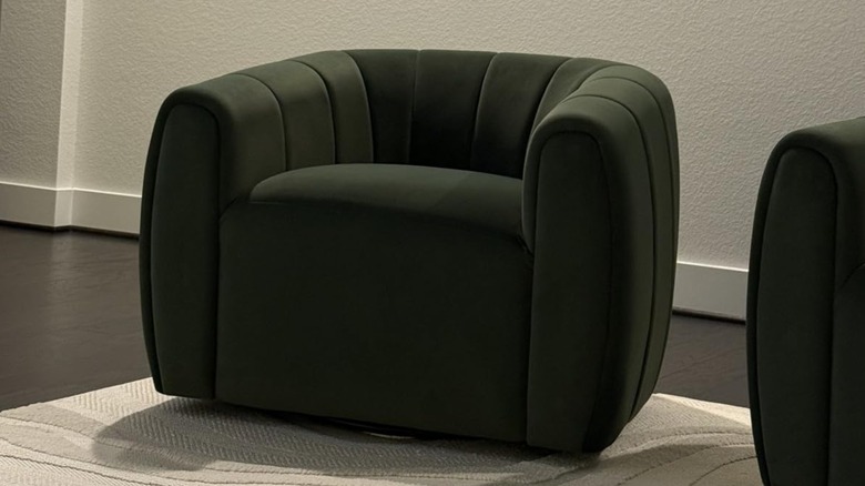 Yeşil kadife Art Deco sandalyeye yakın çekim.