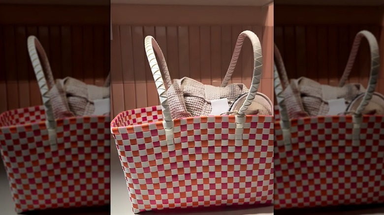 Bornoz ve terliklerin bulunduğu IKEA TOFSAND piknik sepeti