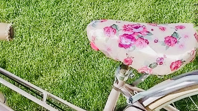 Duş başlığından yapılmış bisiklet koltuğu.