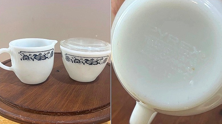Eski Kent Mavisi desenli orijinal kapaklı ve mini kremalayıcının alt kısmında üreticinin işareti bulunan Pyrex krema ve şeker setinin bölünmüş görüntüsü