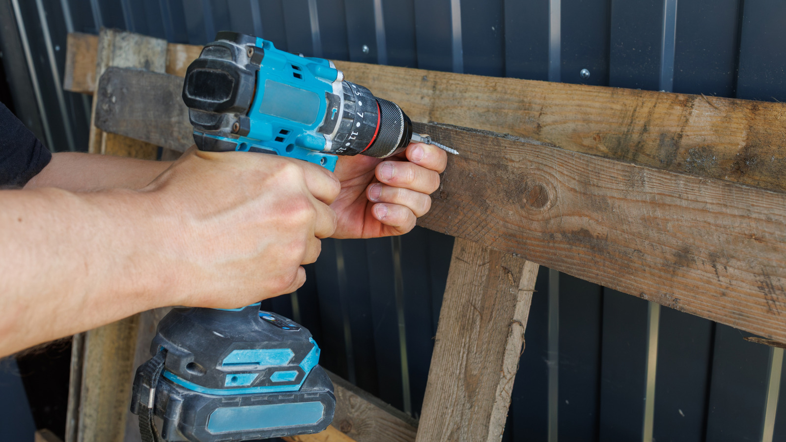 Bahçe Aletleri İçin Uygun Fiyatlı Dış Mekan Depolamaya DIY Hurda Ahşap Paletler