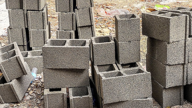 Dışarıda yığılmış içi boş beton blok yığını