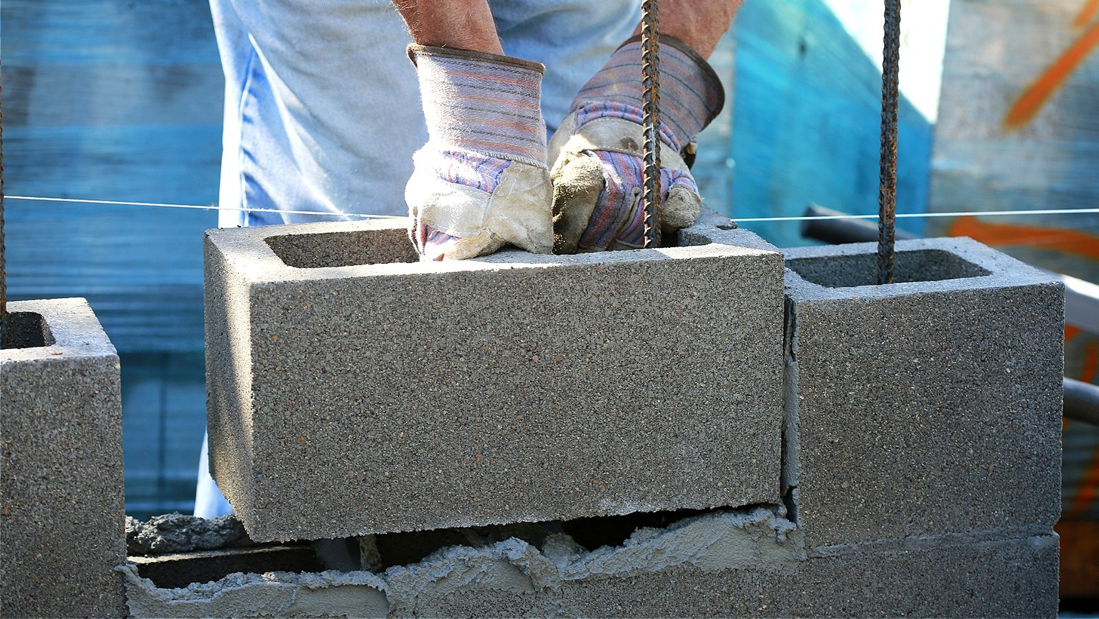 Beton Bloklarda Neden Delikler Vardır? (Ek Güç Sadece Bir Sebeptir)