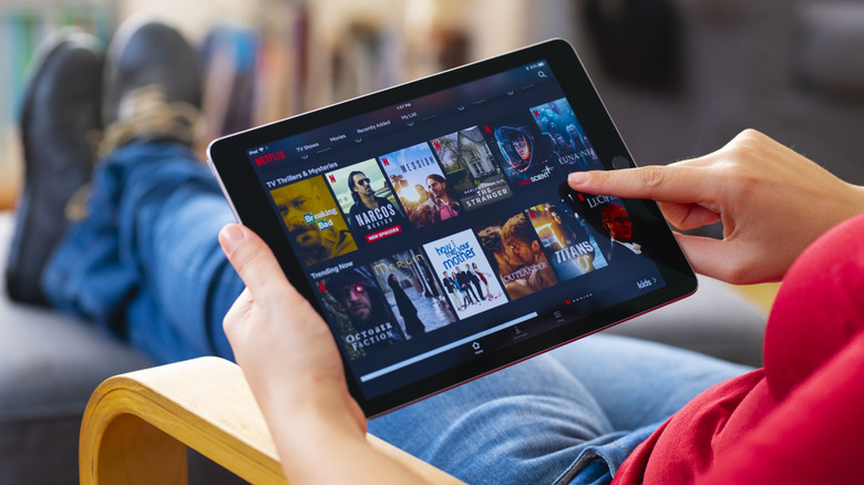 Rahat bir kişi Netflix'te mevcut olan içeriklere bakıyor