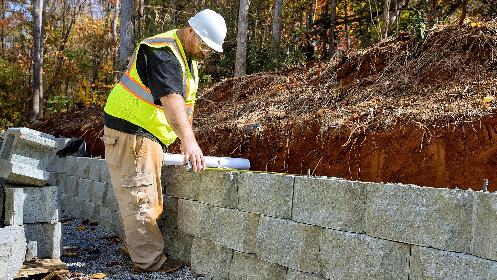 Hendek Beton Blokları: Sıkıştırılmış Topraktan İstinat Duvarı Nasıl İnşa Edilir