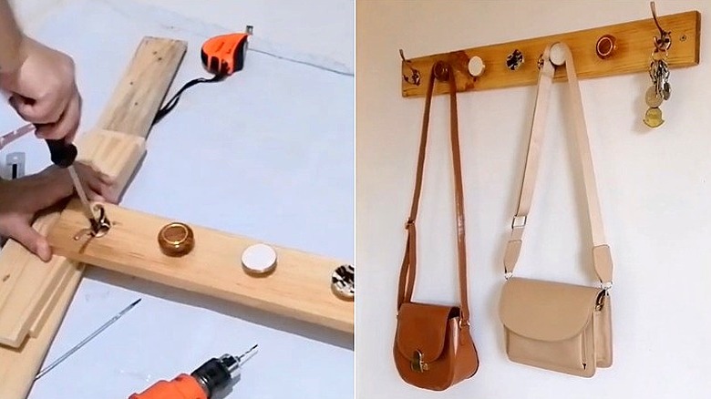 Bir tahta parçasına eklenen kapı tokmaklarının, bir pano ve dolap kapı kollarından yapılmış bir giriş rafında asılı duran cüzdanların ve bir dizi anahtarın bölünmüş görüntüsü