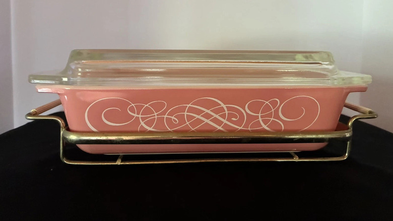 Şeffaf kapaklı ve metal kızaklı Pyrex Pink Scroll servis tabağı