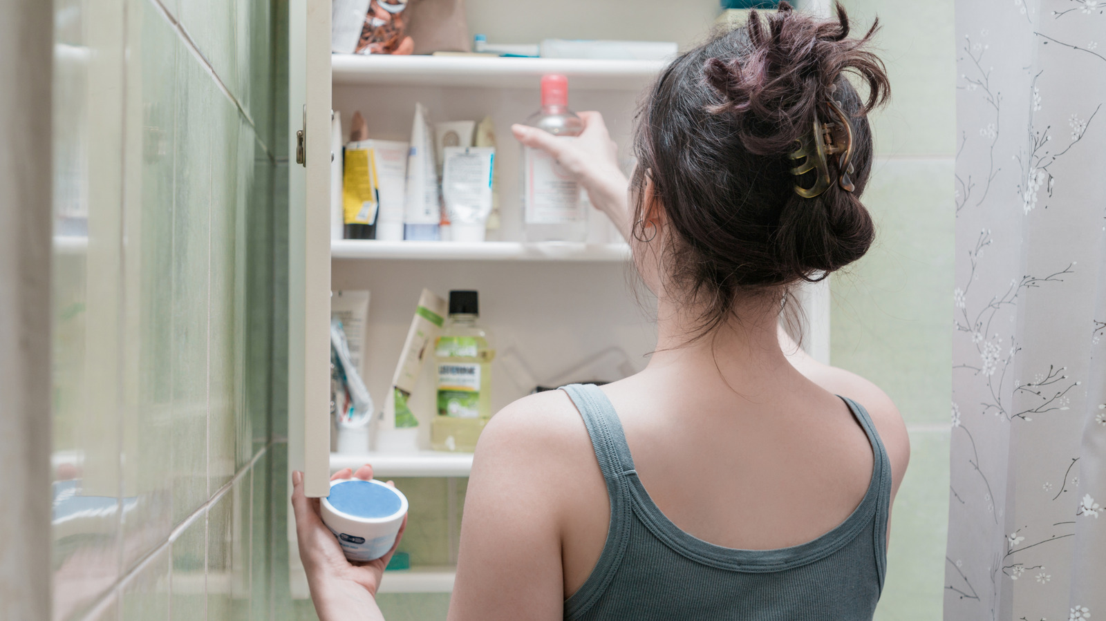 Cevizleri Yere Bırakın: Ahşap Mobilya Çiziklerini Onarmak İçin Bu Banyo Zımbasını Kullanın