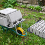 Bu Akıllı DIY ile Basit Bir Veranda Bankı Oluşturmak İçin Eski Beton Blokları İleri Dönüştürün