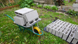 Bu Akıllı DIY ile Basit Bir Veranda Bankı Oluşturmak İçin Eski Beton Blokları İleri Dönüştürün