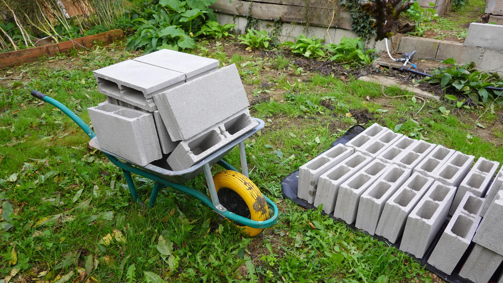 Bu Akıllı DIY ile Basit Bir Veranda Bankı Oluşturmak İçin Eski Beton Blokları İleri Dönüştürün