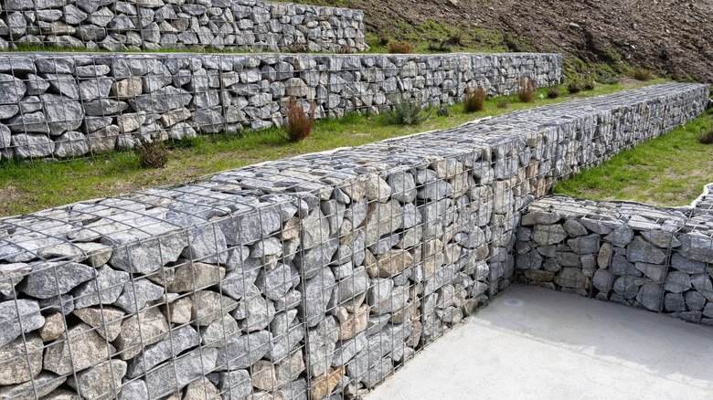 Bir tepe üzerinde teraslı gabion duvarları.