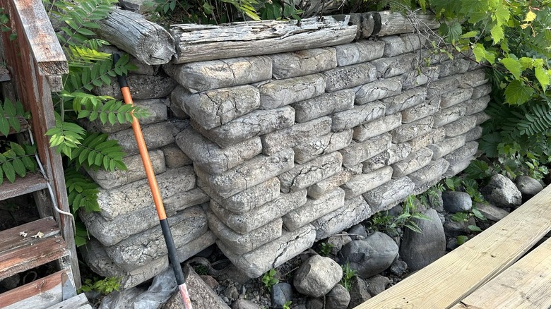 Beton torbalardan yapılmış küçük istinat duvarı.