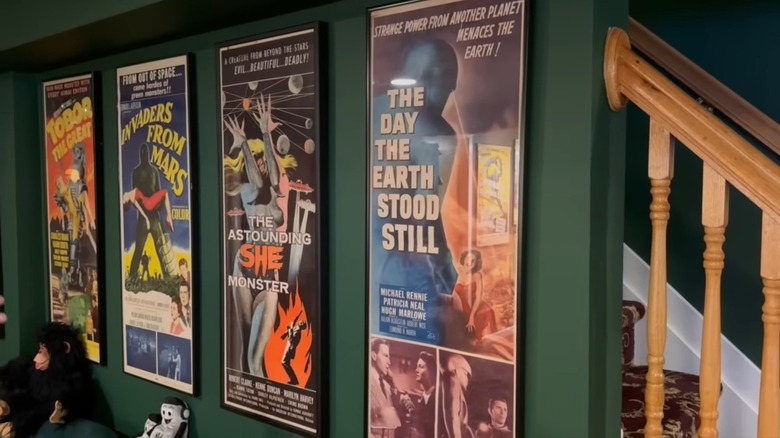 Duvarda dört çerçeveli eski film posteri