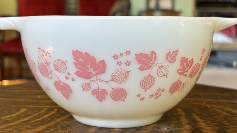 Beyaz üzerine pembe Bektaşi Üzümü Cinderella Pyrex kase