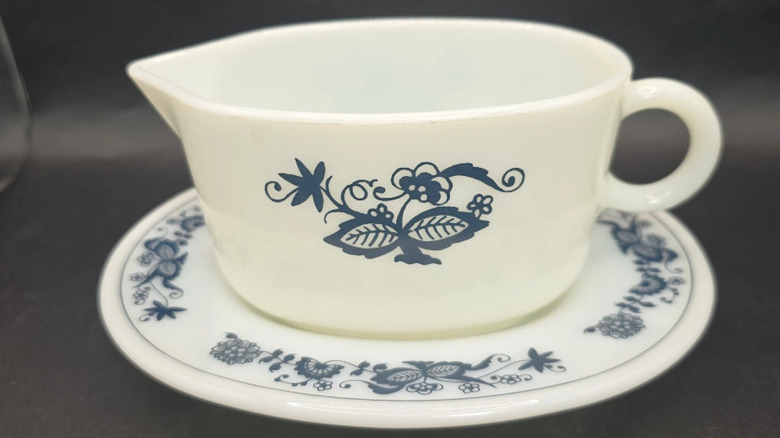 Sos teknesi ve tabağı üzerinde Old Town Blue Pyrex deseni