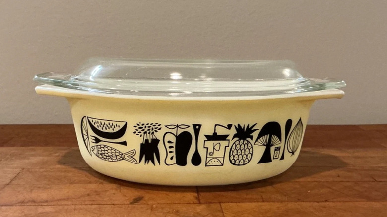 Üretimi durdurulan Mod Kitchen desenine sahip vintage bir Pyrex yemeği