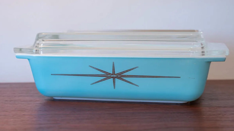 Yıldız patlaması desenli nadir bir Pyrex güveç tabağı