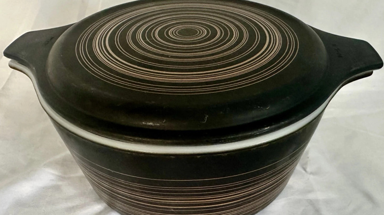Altın halkalı siyah Pyrex Terra kase ve kapak