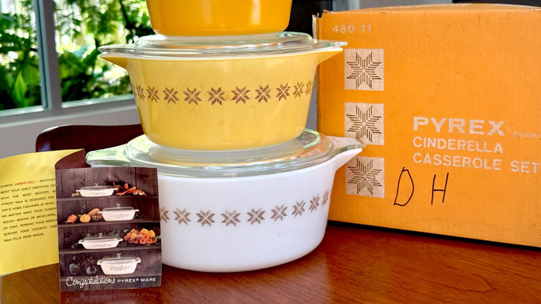 Orijinal kutusuyla birlikte Kasaba ve Ülke Cinderella Pyrex güveç seti
