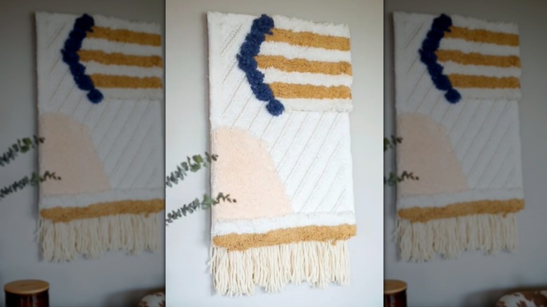 Banyo paspaslarından yapılmış DIY duvar sanatı parçası.