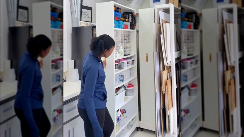 Tekerlekli Ikea BILLY dolabını çıkaran kadın