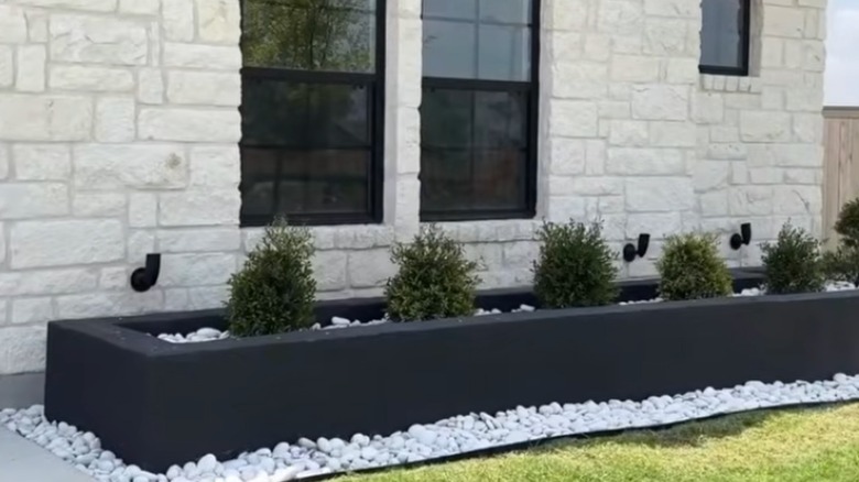 Betonla kaplı ve siyah boyalı beton blok ekme makinesi