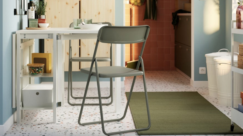 Küçük bir mutfakta yemek için IKEA VIHALS seti