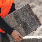 Beton Blokları ve Çöp Kutusu Kapağını Daha Ucuz Bir DIY Kuş Banyosuna Dönüştürün