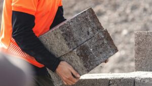 Beton Blokları ve Çöp Kutusu Kapağını Daha Ucuz Bir DIY Kuş Banyosuna Dönüştürün