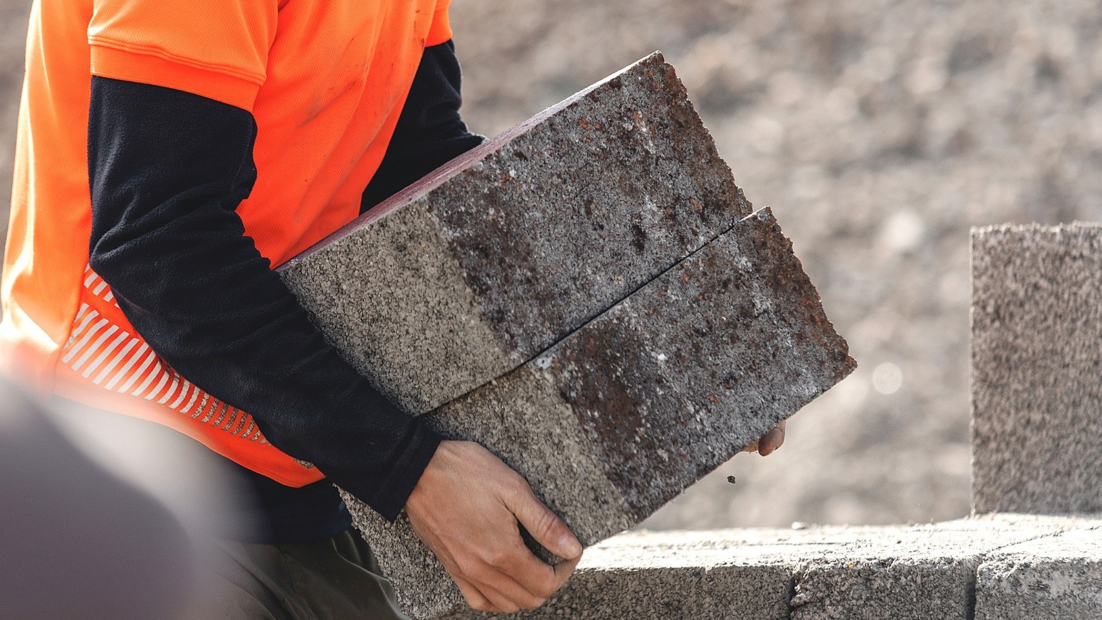 Beton Blokları ve Çöp Kutusu Kapağını Daha Ucuz Bir DIY Kuş Banyosuna Dönüştürün