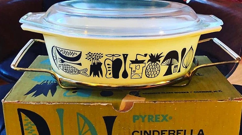 Orijinal kutunun üstünde orijinal tel çerçeveli ve kapaklı Pyrex Mod Mutfak güveç kabı