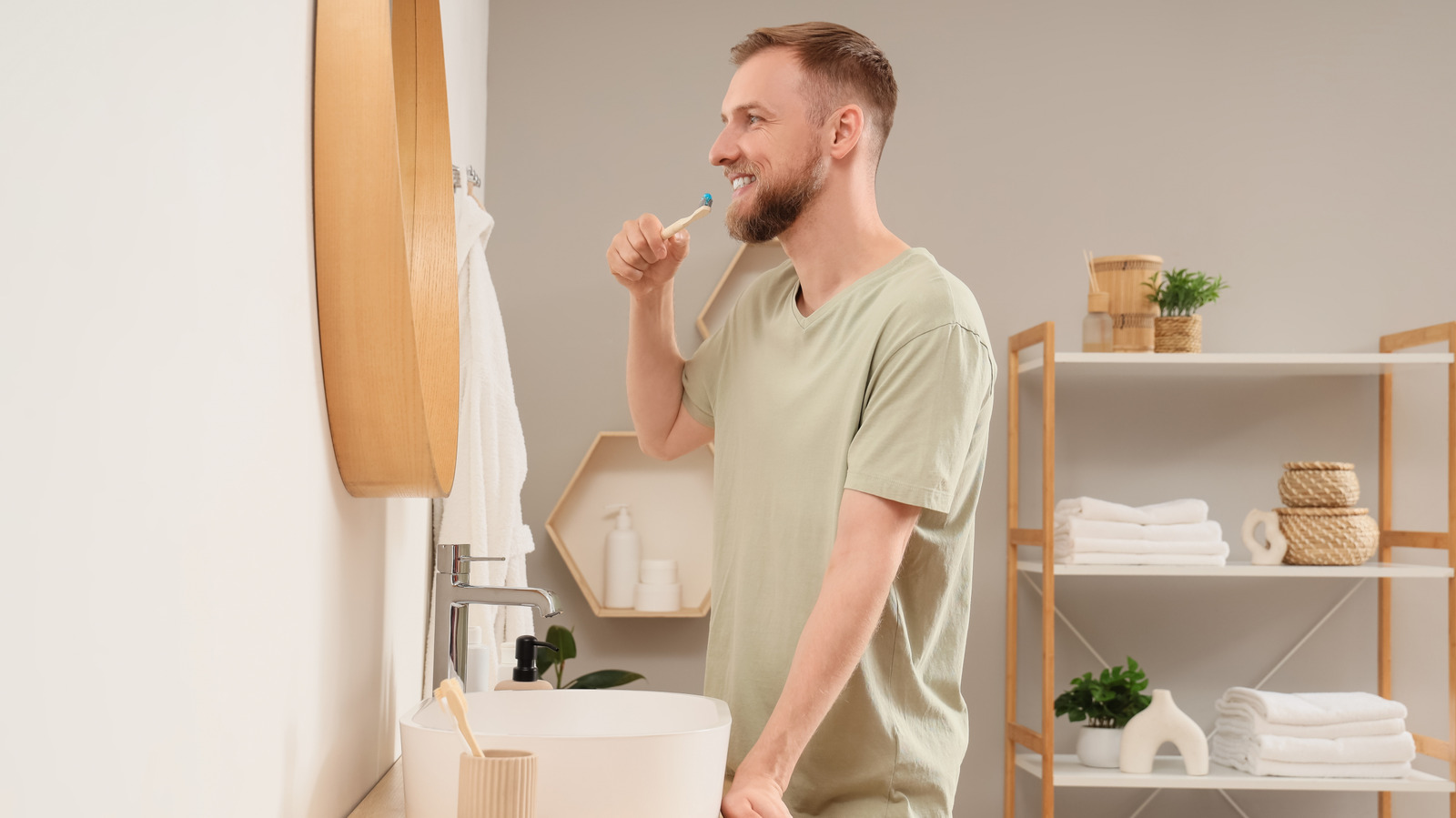 Amazon'dan Daha Fazla Yer Kazandıran Kolay Bir Çözümle Banyo Tezgahı Dağınıklığını Ortadan Kaldırın