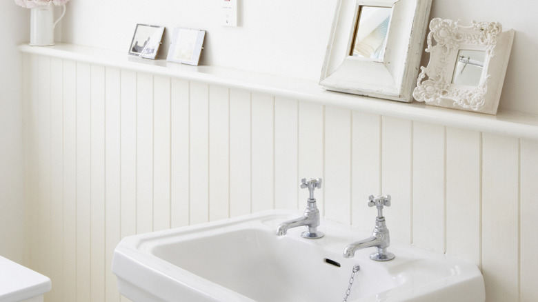 Beyaz bir banyoda banyo çıkıntısı