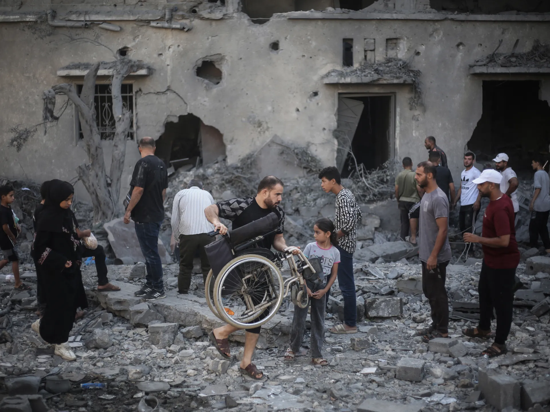 İsrail saldırılarında Gazze Şeridi'nde aralarında çocukların da bulunduğu en az dört kişi öldü