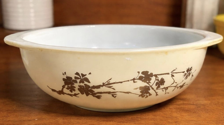 Tezgahın üzerinde duran kapaksız Vintage Pyrex Golden Branch güveç tabağı