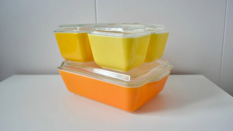 Parlak sarı ve turuncu istiflenebilir Pyrex buzdolapları