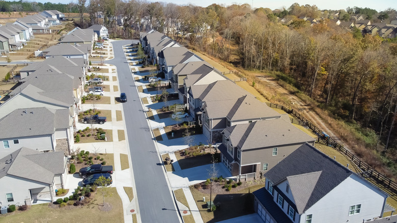 Atlanta, Georgia'nın dışındaki yeni geliştirme alt bölümündeki temiz HOA mahallesi konut sokakları park edilmiş araba ve ön garaj evlerinin havadan görünümü.