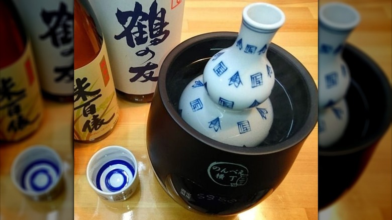 Nonbei Yokocho Elektrikli Sake Isıtıcı, içinde sake var