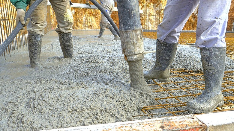 İşçiler çerçeveye beton döküyor