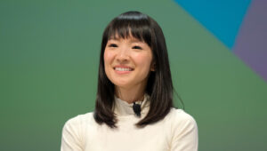 Marie Kondo’dan Günün Sözü: ‘Fakat Bir Şeyi Neden Bırakamadığımızın Nedenlerini Gerçekten Araştırdığımızda, Sadece İki Şey Vardır…’