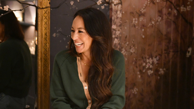 Joanna Gaines röportajda gülüyor
