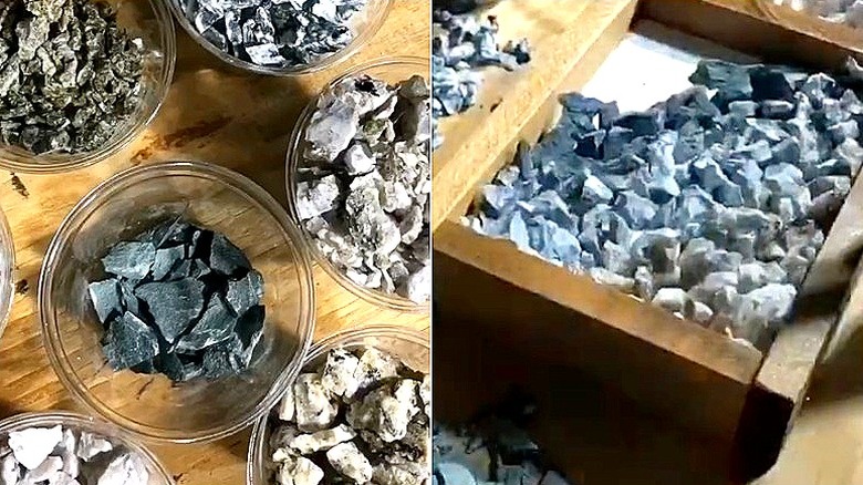 Bardaklardaki granit parçaların ve son ganit kaya masa dekor parçasının bölünmüş görüntüsü