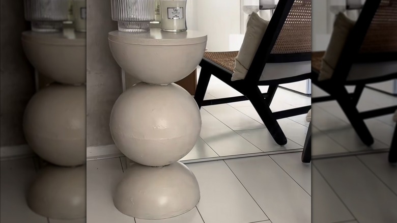 IKEA kaseleri yan sehpa oluşturacak şekilde bir araya getiriliyor
