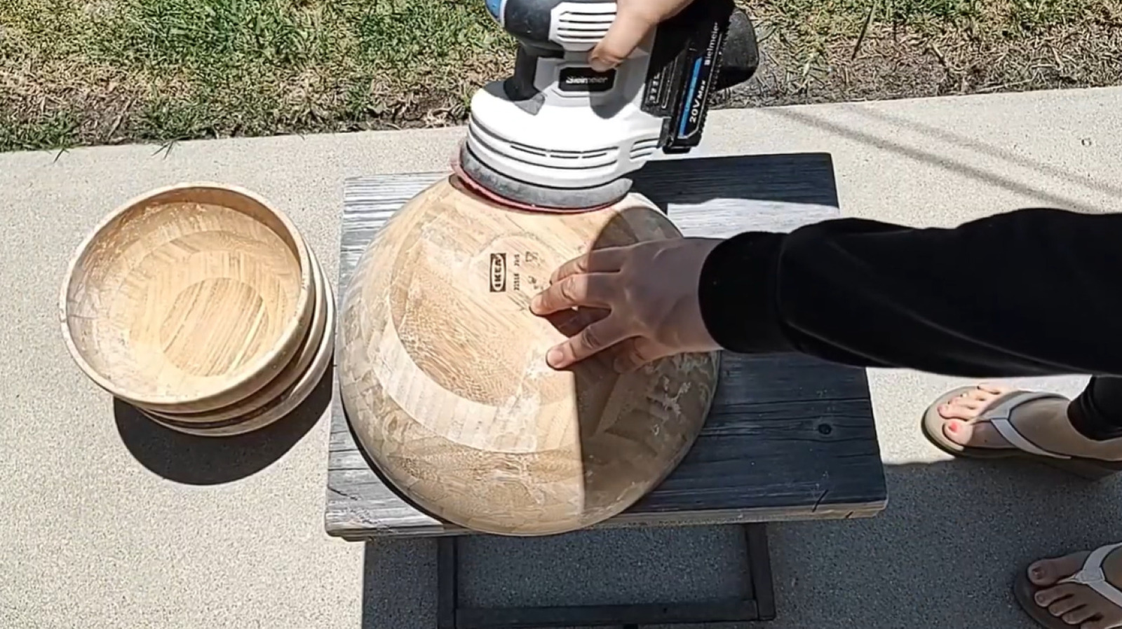 12 Dolarlık IKEA Kaselerini Bilinçli Bir DIY ile Şık Bir Yan Sehpaya Dönüştürün