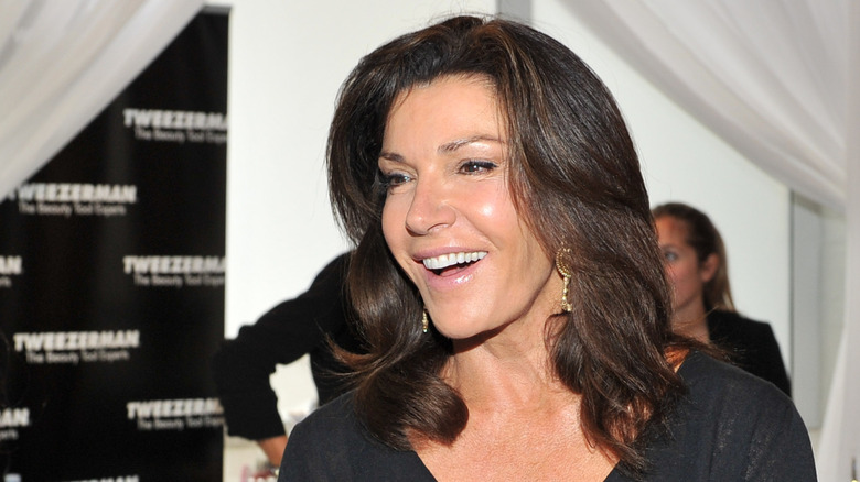 Hilary Farr bir etkinlikte röportaj yaparken gülümsüyor