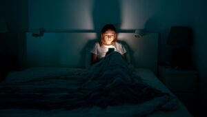 Cep Telefonlarını Geceleri Yatak Odanızdan Uzak Tutmak için Uygun Fiyatlı IKEA Çözümü