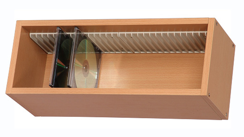 Bir CD depolama rafı